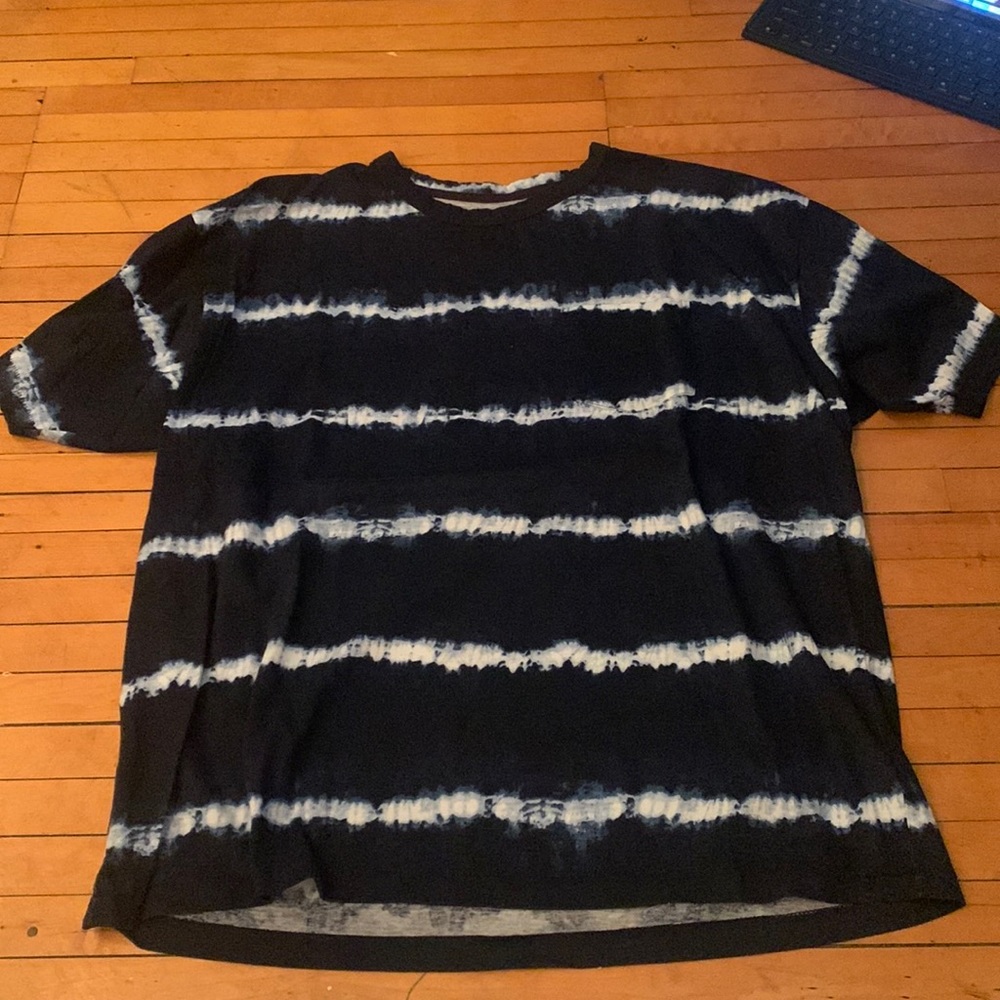 Horizontally tie-dyed striped tshirt